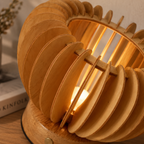 Lampe de Table Nordique Plissée en Bois – Design Artistique