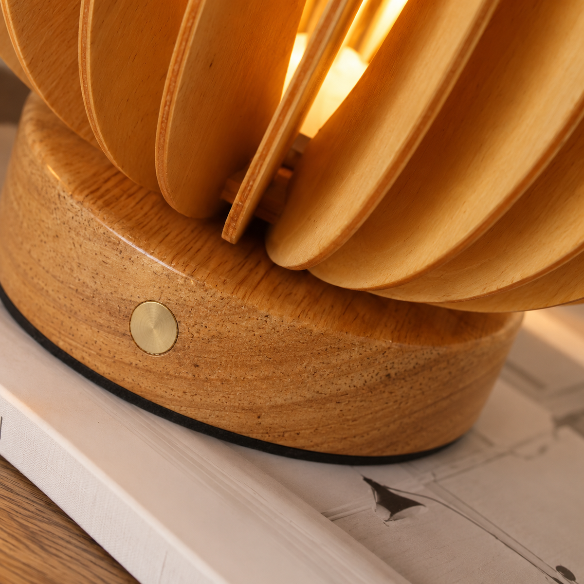Lampe de Table Nordique Plissée en Bois – Design Artistique